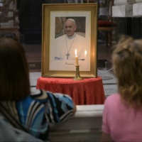 Notte serena e colazione in poltrona per il Papa. Ieri la visita di Giorgia Meloni