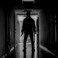 Si ubriaca e lancia un coltello contro suo figlio: «Gesto istintivo, non volevo fargli del male»