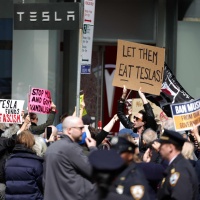 «Che si mangino le Tesla», la protesta investe Musk