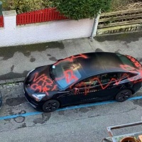 L'odio per Musk trova sfogo sulla Tesla: «Auto nazista»