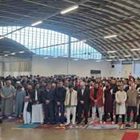 Mille fedeli festeggiano la fine del Ramadan