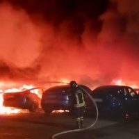 In fiamme una concessionaria Tesla