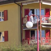 Una donna e un bambino trovati morti in casa: si sospetta un omicidio