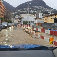 Viganello allagata, un “fiume” in Via la Santa e Via agli Orti