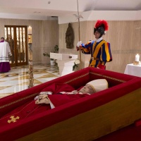 Le prime immagini di Papa Francesco nella bara