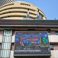 Dollaro in calo, oro a livelli record nella notte