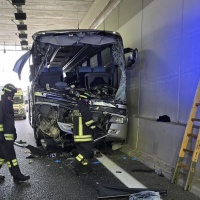 Camion contro scuolabus in Pedemontana: un morto e tre feriti