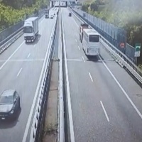 Nello schianto del bus, muore la maestra. Il tamponamento in un video