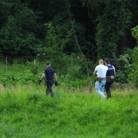L'inseguimento, lo schianto, la fuga a piedi. La polizia: «Tre persone fermate»