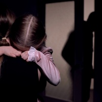Brutali violenze e soprusi sessuali in due diverse famiglie: «È un pericoloso manipolatore»