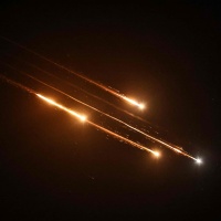 Terza ondata di missili dall'Iran verso Israele. «Solo in parte sono stati abbattuti»
