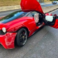 Rubano un'auto di lusso, sfuggono alla polizia e si schiantano