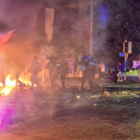 Molotov, sassi e container in fiamme: altra sera di scontri a Losanna