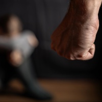 Pugni in testa al padre e una coltellata alla madre: al via il processo