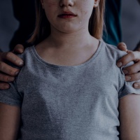 «Cicatrici indelebili nel cuore della nipotina. Si taglia e ha tentato il suicidio»
