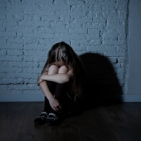 Abusi in famiglia e silenzio forzato: sotto accusa patrigno e madre