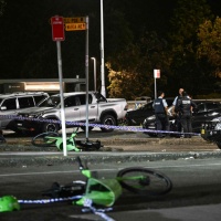 «Uno degli attentatori di Bondi Beach era conosciuto». Le autorità: «È terrorismo»