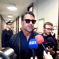 Alfonso Signorini e Mediaset denunciano Fabrizio Corona. «Fermatelo»
