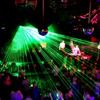 «Fa davvero male»: chiusi per rispetto alle vittime di Crans-Montana diversi club ticinesi