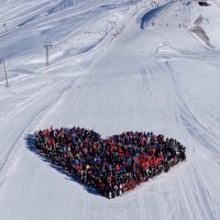 Crans-Montana, un grande cuore sulla neve