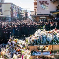 Fiori, candele e peluche, una folla immensa rende omaggio alle vittime