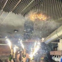 È qui che prendono fuoco i pannelli acustici del locale