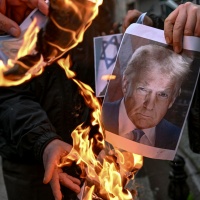 Trump avverte l'Iran: «Il tempo stringe, in arrivo una massiccia Armada»