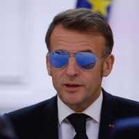 Macron con gli occhiali da sole: «Dovrete sopportarmi così»