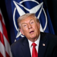 Trump fa un passo indietro e annuncia che non imporrà nuovi dazi all'Europa