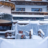 Charlie Hebdo scatena le polemiche per una vignetta su Crans-Montana