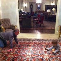 Una nuova foto mette in imbarazzo l’ex principe Andrea