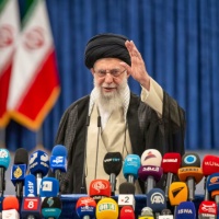 Post Khamenei: Iran sospeso tra incertezza e lotta per la successione