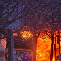 Prende fuoco un autopostale: diversi morti e feriti
