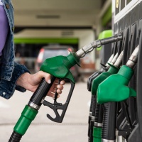 Il prezzo della benzina impennerà: «Possibile che si arrivi ai 2 franchi al litro»
