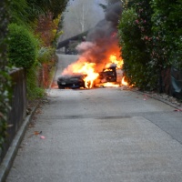 Prima prende fuoco un box, poi l'auto