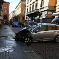 «Andava almeno a cento all'ora, abbiamo visto le persone volare»