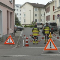 Uomo armato barricato in un appartamento