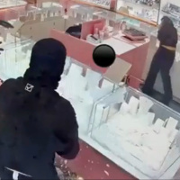 Passamontagna, pistola e martelli: il video della rapina al Bennet di Tavernola