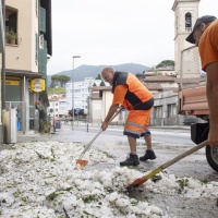 Intanto a Balerna questa mattina si spala... la grandine