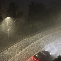 Lampi, fulmini e.. «Grandine!»: «Auto rovinate, un disastro»