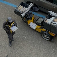 Consegnava i pacchi cercando di evitare i furti: licenziato in tronco dopo 42 anni di lavoro