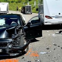 Scontro tra auto e camper sull’A13