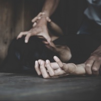 «Se mi lasci ti brucio con l'acido»