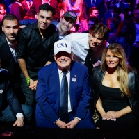 Trump festeggia i suoi 80 anni: l'accordo con l'Iran e i combattimenti di arti marziali
