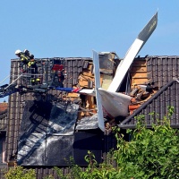 Aereo si schianta sul tetto di una casa