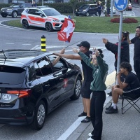 Pazzi per la Nati: caroselli di auto e moto all'ora di colazione