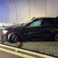 Un frontale ha causato la chiusura del tunnel, veicoli distrutti