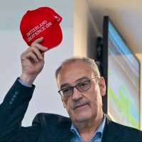 Parmelin come Trump, il messaggio sul berretto è virale