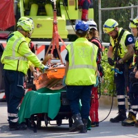 Cade nel cantiere, lo recuperano i pompieri