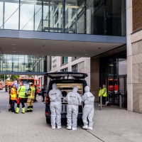 Accoltella una donna e le dà fuoco in un centro commerciale: arrestato un 54enne
